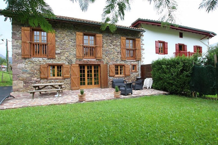 Maison Lucu Etxola terrasse et jardin - St Etienne de Baigorry