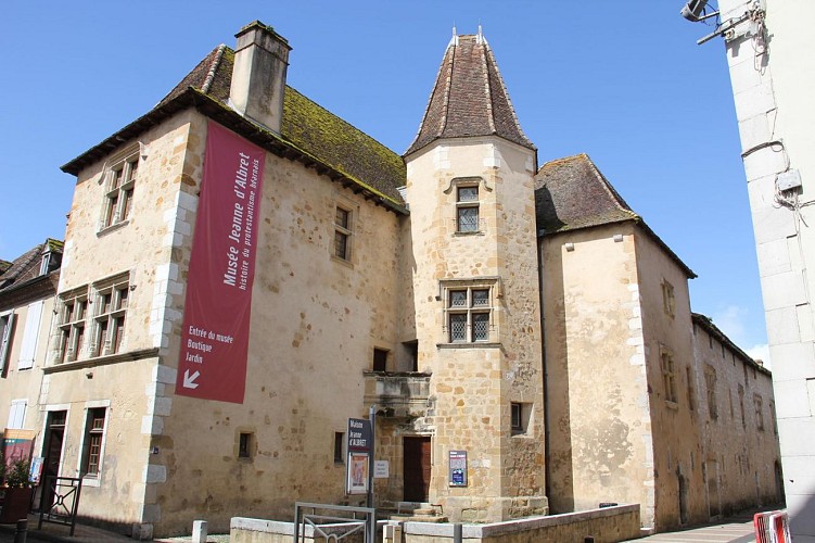Musee-jeanne-dalbret-orthez-exterieur