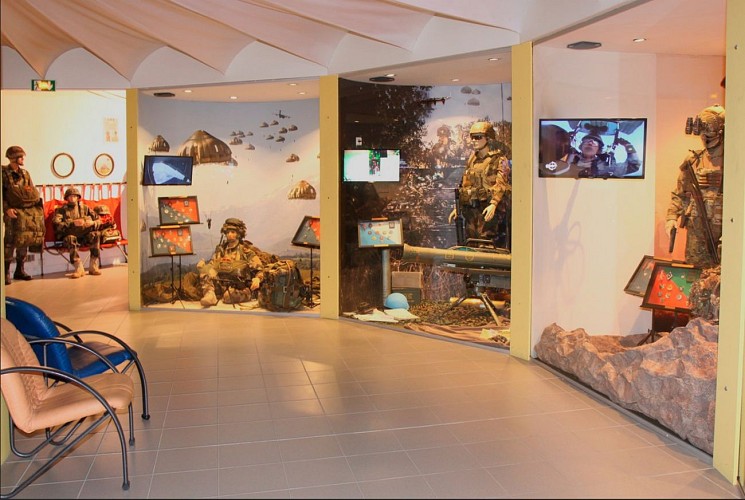 Musée Mémorial des Parachutistes - Pau - Rotonde espace unité parachutiste