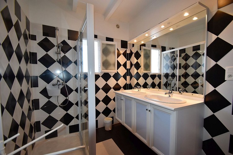 Irey - salle de bains autre vue -Irouleguy