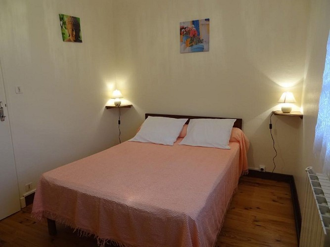 Appartement Marisco chambre lit double rose saumon - Bidarray