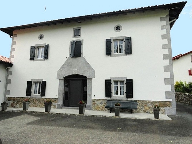 Location Loubet - Maison 10 pers - 01 - Façade - Mendive