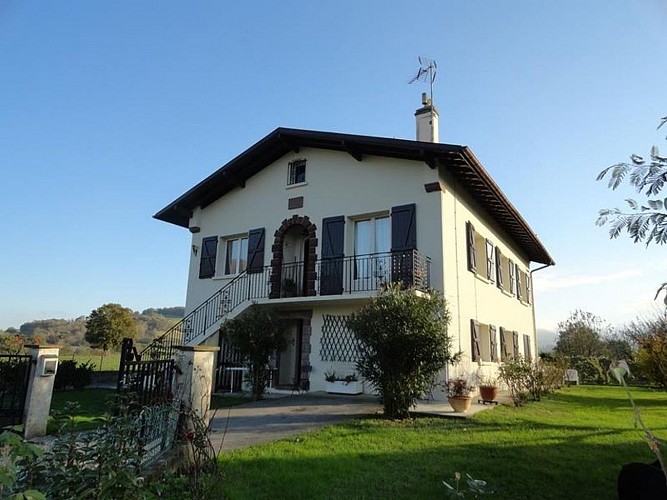 Location Amestoy - 01 - Vue maison - St Jean Le Vieux