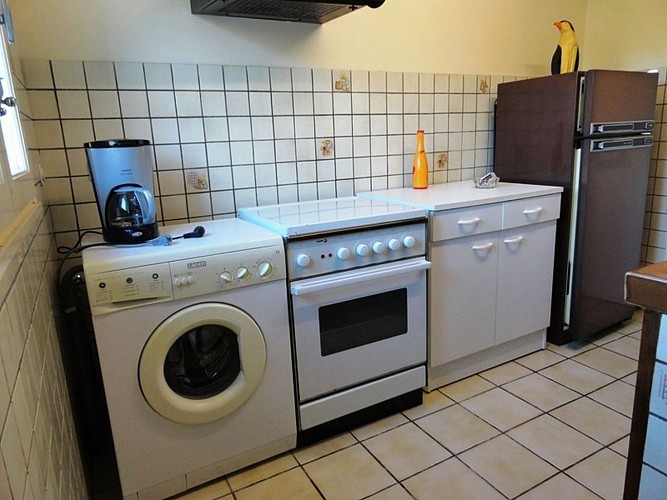 Location Amestoy - 04 - machine à laver cuisine - St Jean Le Vieux
