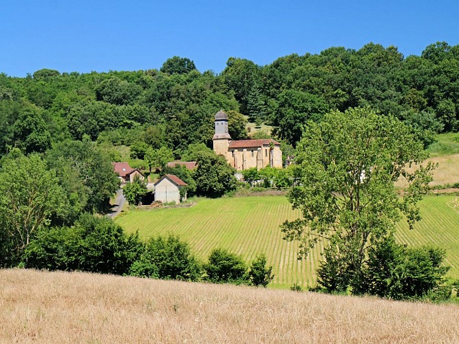 Eglise St Jean-Baptiste au loin - Diusse - cph Guide Béarn Pyrénées