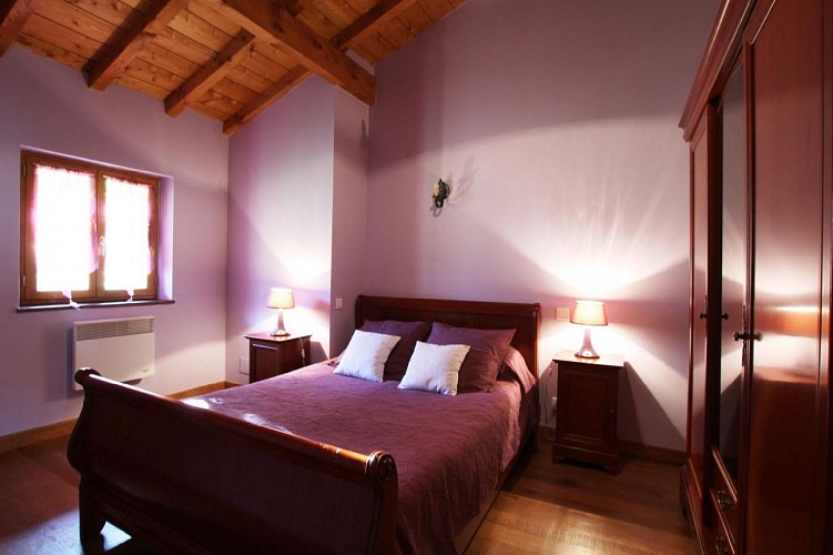 maison-berhouet-haramberria---chambre-lit-double-violet---hosta
