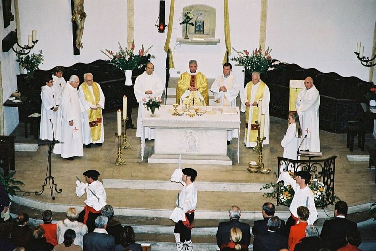 Cérémonie  avec danseurs - Eglise Saint Martin - Biarritz