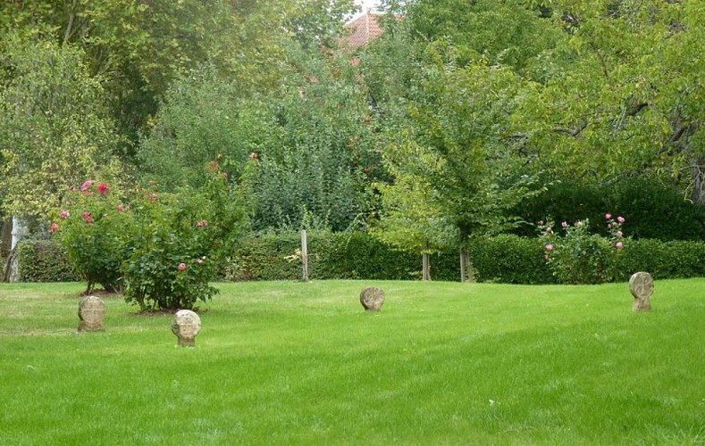 stèles église Saint-Jean-Poudge