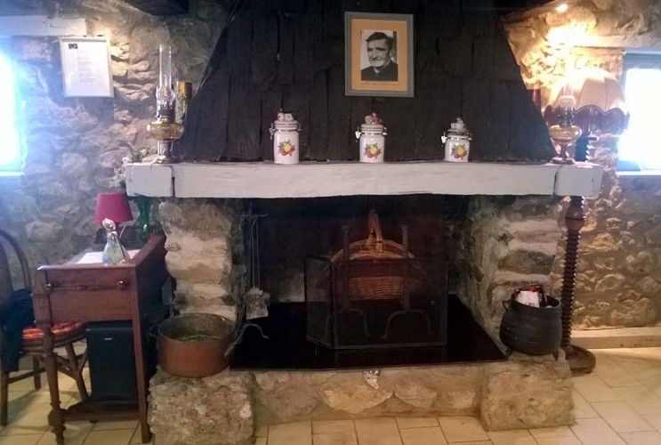 Gîte Arangaitza_cheminée_Alçay