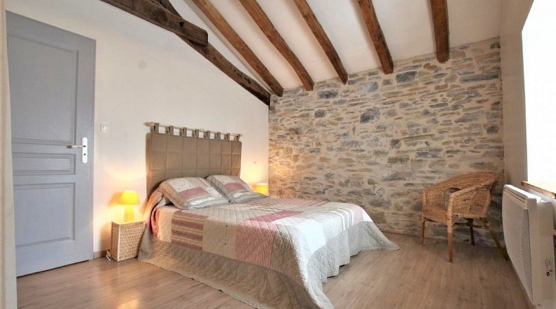 maison-barneto-errekaldia-chambre-lit-double-rose-et-gris-irissarry