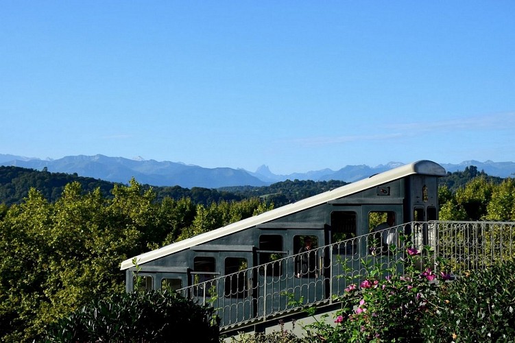 Funiculaire - Pau - Vue coteaux et Pyrénées