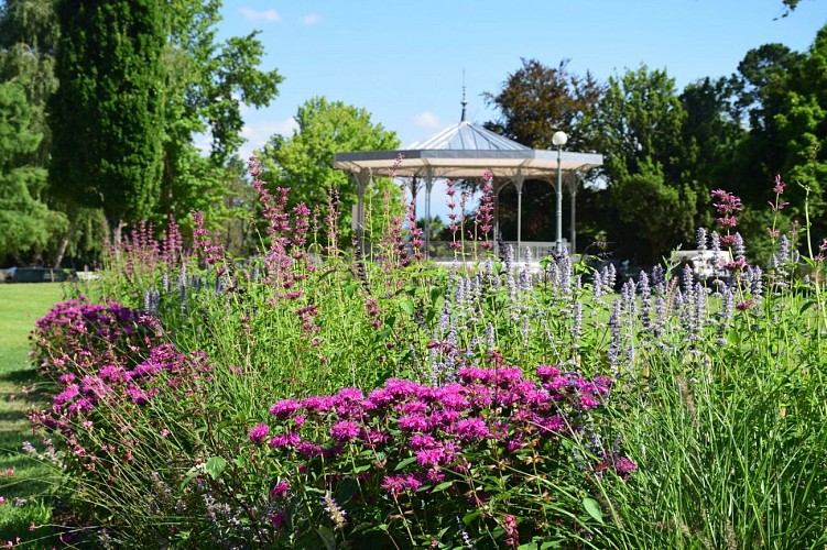 Parc Beaumont - Pau - Kiosque et fleurs