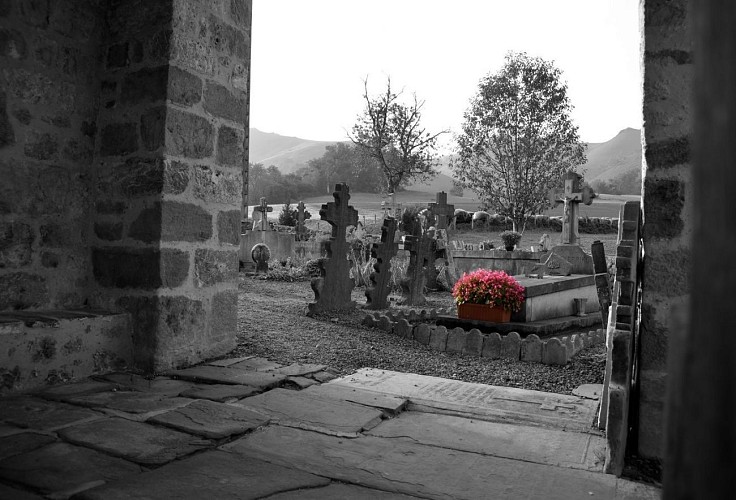 Visite de la Chapelle de Bascassan - vue cimetière depuis porche chapelle - Ahaxe