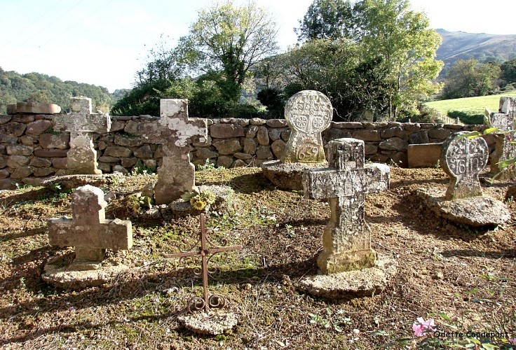Visite de la Chapelle de Bascassan - Stèles - Ahaxe