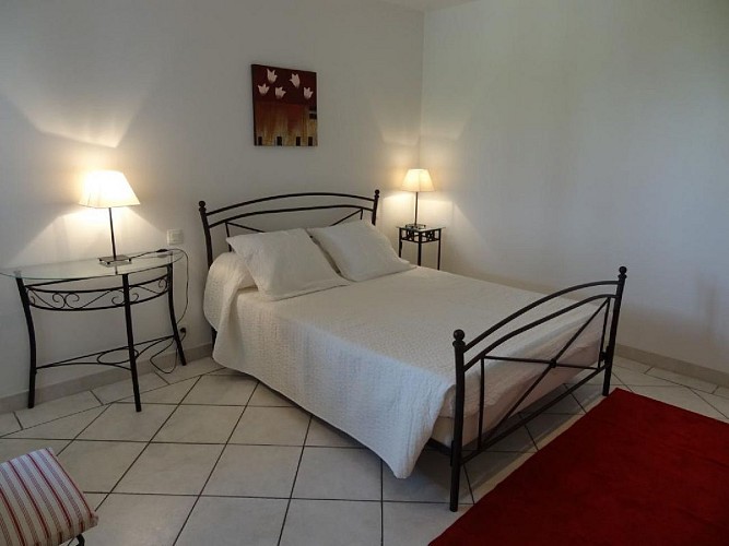 Maison Garicoitz chambre lit double blanc - St Jean Pied de Port