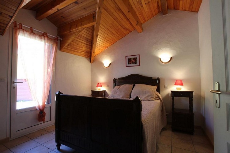 Maison Barnetche chambre lit double cadre bois - Mendive