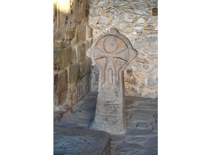 Eglise d Arancou -  stèle discoidale