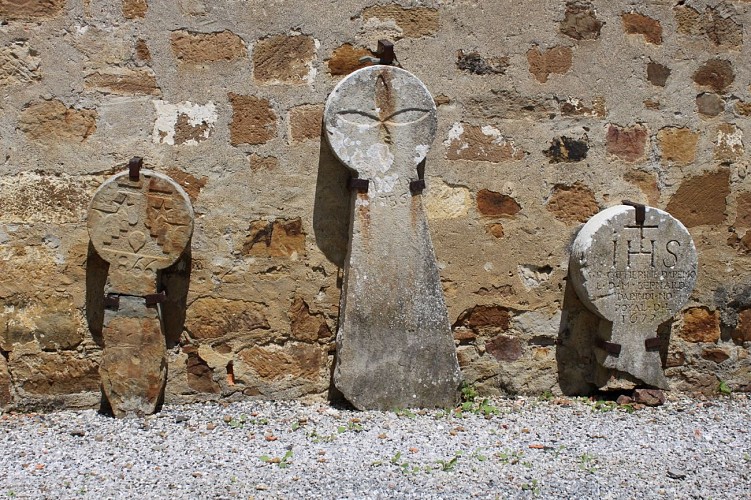 Eglise Saint Jacques le majeur - stèles funéraires