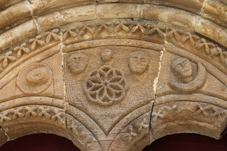 Eglise Saint Jacques le majeur  - tympan sculpté