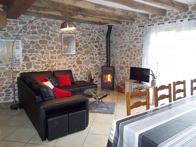 Location Lasaga - Coin salon et poele - St Etienne de Baigorry
