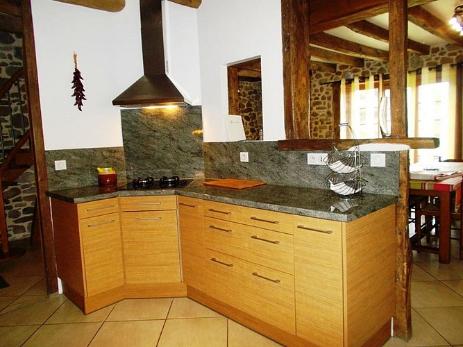Location Lasaga - autre vue cuisine - St Etienne de Baïgorry