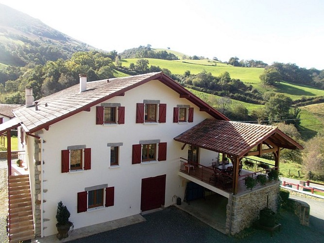 Location Lasaga - Vue arrière maison - St Etienne de Baïgorry