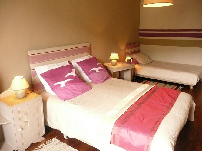 Chambre lit 140, lit 90 et lit bébé