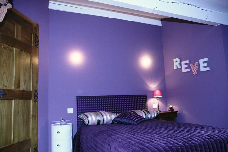 Maison Guichandut chambre lit double violet - Osses