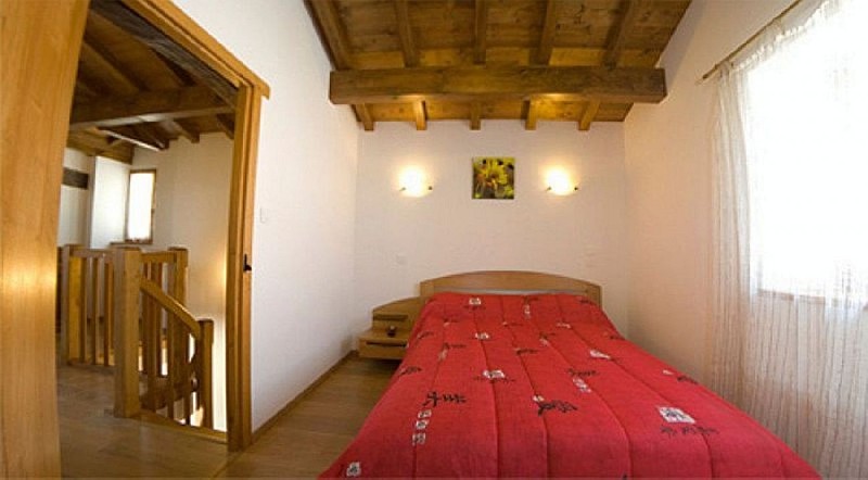 Maison Ospital chambre lit double rouge - Ascarat