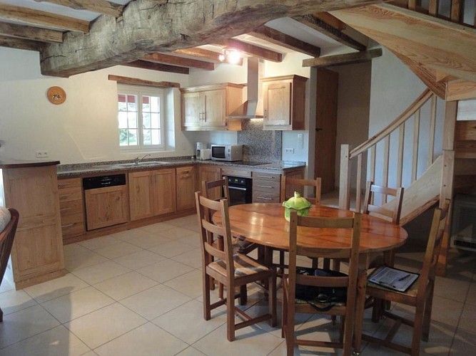 Maison-Negueloua-espace-repas-et-cuisine---Gamarthe