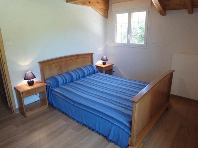 Maison-Negueloua-chambre-lit-double-bleu---Gamarthe