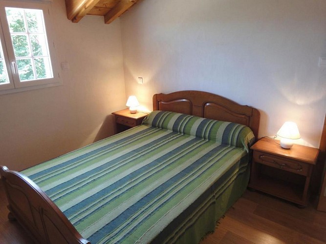 Maison-Negueloua-chambre-lit-double-vert---Gamarthe