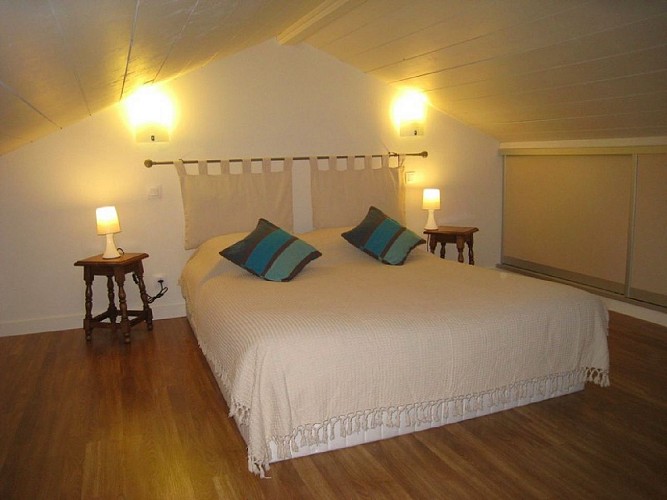 Maison Daguerre chambre lit double beige - Ahaxe