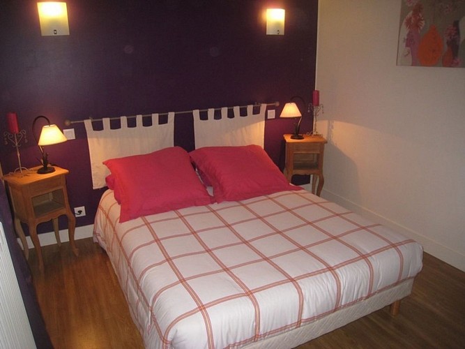 Maison-Daguerre-chambre-lit-double-rose---Ahaxe