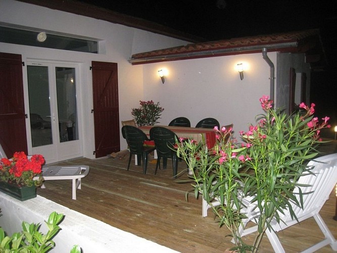 Maison-Daguerre-terrasse-soir---Ahaxe