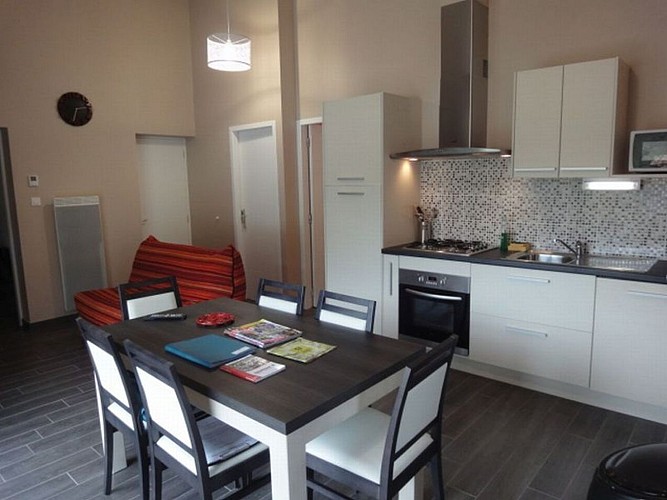 Location Larramendy - 04 - Salle à manger et cuisine - Estérençuby