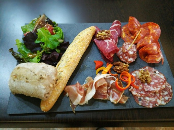 Hotel-du-lac-plateau-charcuterie