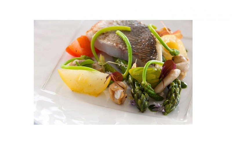 Bar--tomates--asperges-vertes-et-sauvages--couteau-et-bulot--1