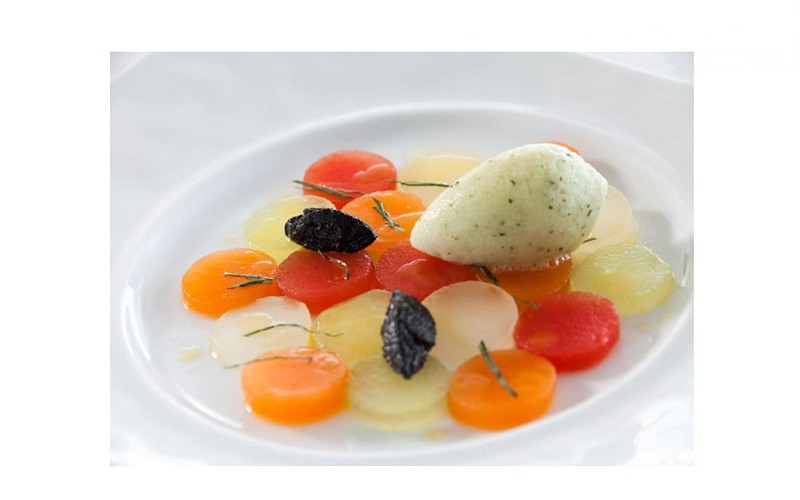 Melon-en-transparence--tapenade-d-olives-confites--sorbet-citron-basilic-1