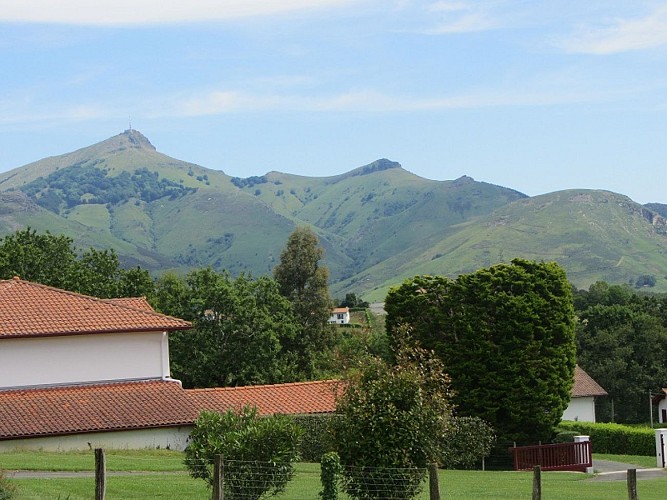 peguilhan2_vuemontagnes_meuble_urrugne