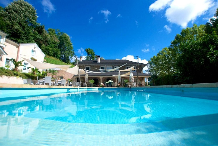 castel-du-pont-d-oly-piscine