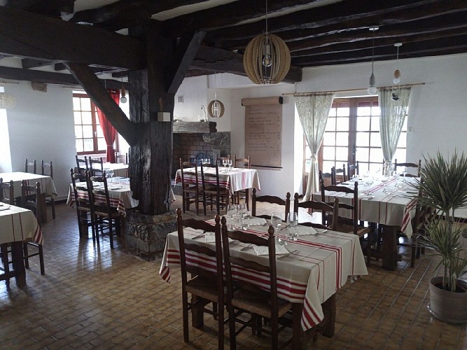 salle-interieure-restaurant-briseteia
