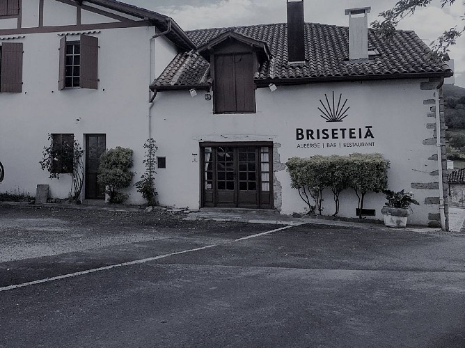 vue-exterieure-restaurant-briseteia