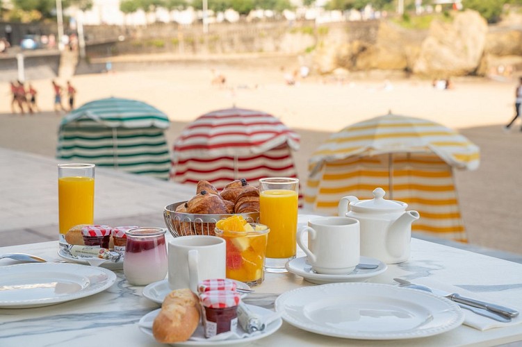 Petit dejeuner café de la grande plage