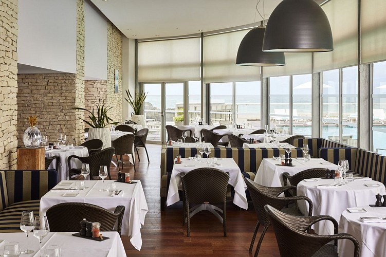 restaurant Sofitel salle vue piscine
