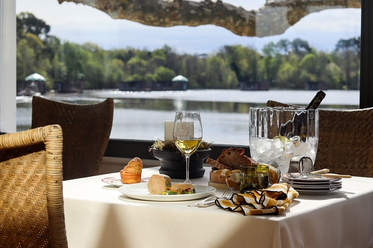 Brindos, Lac & Château