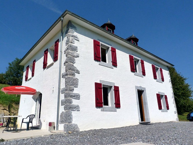 Gite Duverneuil_Facade-et-terrasse_Lacarry