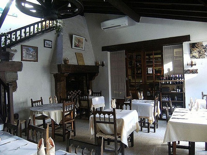 Restaurant Oillarburu - salle de restaurant avec cheminee - St Jean Pied de Port