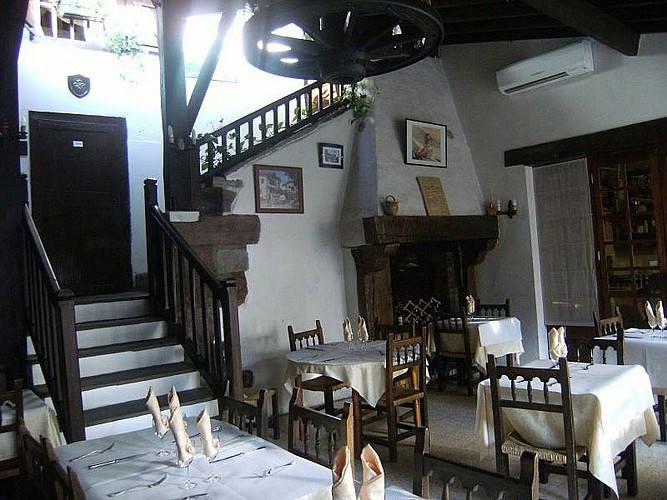 Restaurant Oillarburu - salle des repas - St Jean Pied de Port