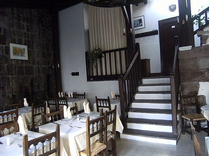 Restaurant Oillarburu salle de restaurant avec escalier - St Jean Pied de Port